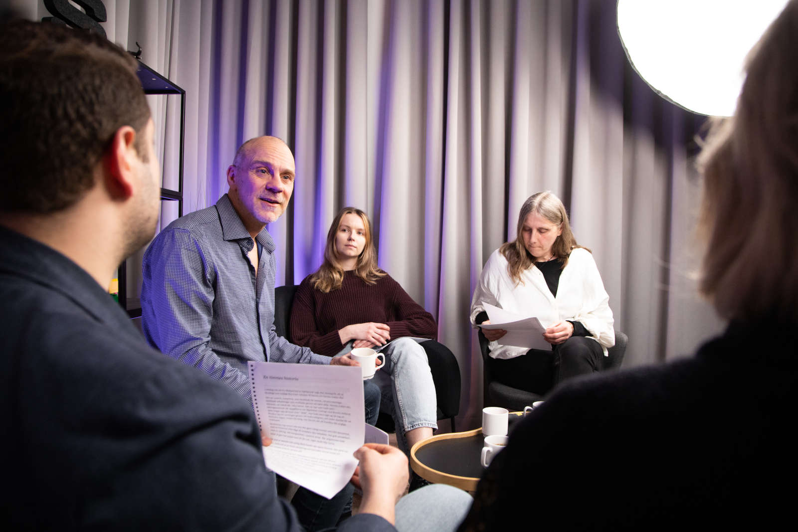 Henrik Wig leder en grupp i shared reading (foto Mattias Nilsson)