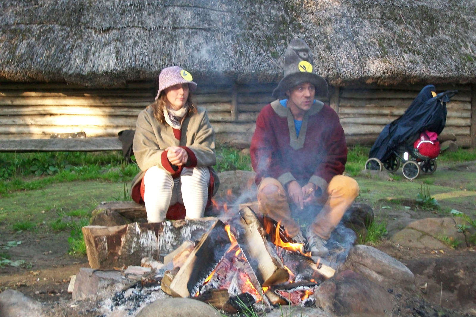 Henrik och Annika i Sagogruppen Trollsländan sitter utomhus vid en öppen eld.